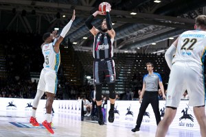 La Virtus soffre ma batte Cremona con il Beli. E la Vanoli si guarda dietro
