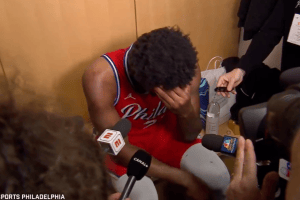 Joel Embiid la prende bene: E’ fottutamente inaccettabile