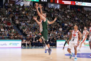 L’Unicaja non sbaglia e resta al comando. Successi allo scadere per Real Madrid e Baskonia