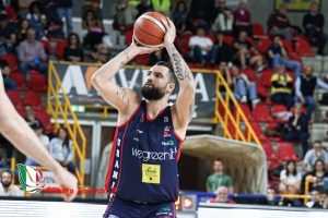 Dopo due overtime vince l’Urania, Verona ko: show Landi-Buva