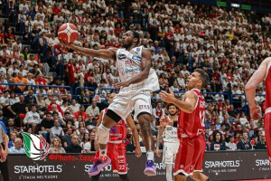 Baldwin corona l’impresa e regala a Trento il successo 85-84 sul campo di Milano in gara uno