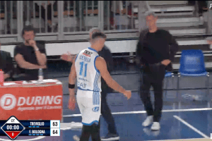 Bruno Cerella chiude la carriera segnando da centrocampo sulla sirena