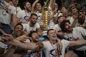 Trapani Shark in LBA: la premiazione e l’arrivo nella notte della Coppa in città