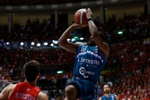 Il sogno di Serie A di Trieste si spegne, per ora, sul ferro di Brooks. Cantù vince Gara 3 ed è viva