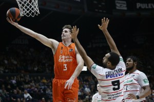 Valencia Basket reportedly considers to confirm Nate Reuvers