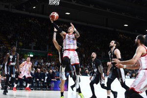 Le Finals partono col botto. Immenso Shields in overtime, Virtus-Olimpia 0-1