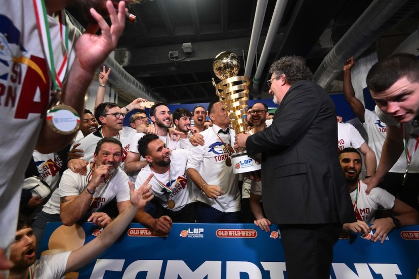 Sulla rete circola una foto che mostra il presidente Maiorana che consegna il trofeo al presidente di Trapani Antonini