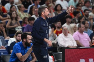 Italia, coach Pozzecco: “Questi ragazzi giocano con un legame per la maglia Azzurra commovente”