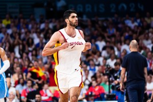 Giannis misses last 3pt, Spain wins it with Aldama’s 19+12