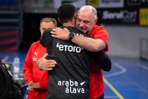 Baskonia’s new head coach Pablo Laso meets Markus Howard