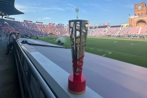 Il trofeo della Frecciarossa Supercoppa esposto al Dall’Ara in occasione di Bologna-Empoli