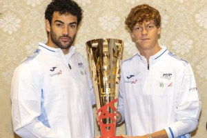 Il trofeo della Frecciarossa Supercoppa incontra Jannik Sinner e i campioni della Nazionale tennis