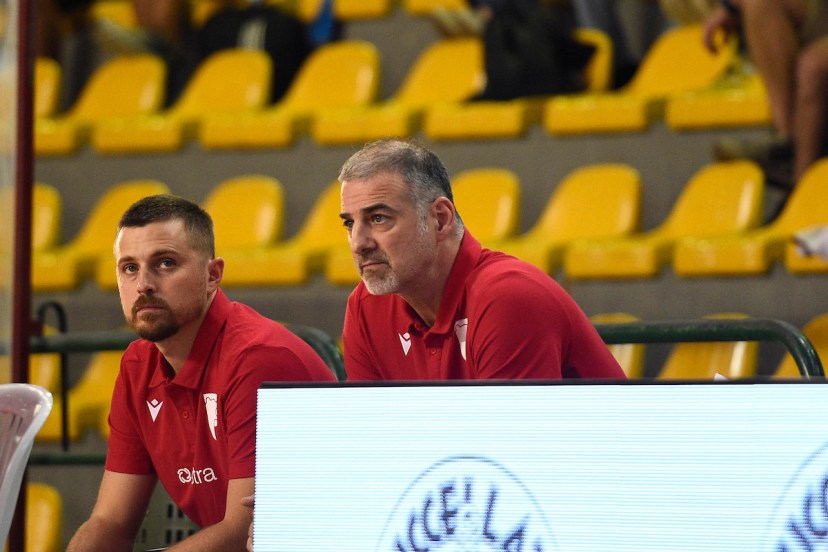 «Estra in difficoltà. La squadra è da rivedere» titola la Nazione a pagina 57 e 62. «L’analisi dopo il Trofeo Lovari Estra, servono dei cambiamenti