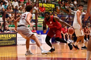 Pistoia Basket 2000, 15 giorni di stop per Elijah Childs