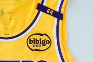 I Lakers celebrano la leggenda Jerry West con il n.44 su tutte le divise