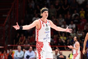 L’Estra Pistoia approfitta delle distrazioni di Napoli Basket: 22 per Silins