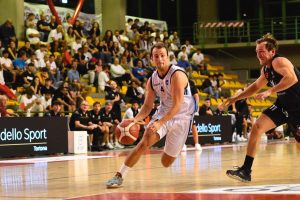 Napoli, problema muscolare per Kevin Pangos