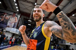 Fortitudo Bologna, vicino Sorokas. Idee Zanotti e Mazzola per completare i lunghi
