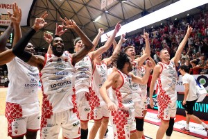 «Estra show al debutto. Napoli va ko» titola la Nazione