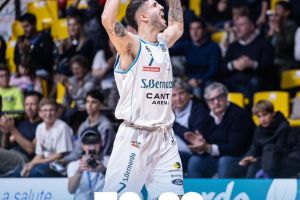 19 di McGee, Cantù batte Torino con la difesa
