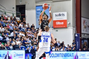 Davanti a tutti resta la splendida Trento di Galbiati. Dinamo Sassari, altro ko