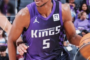 De’Aaron Fox dice 10.000, prima vittoria per i Kings. Blazers ko