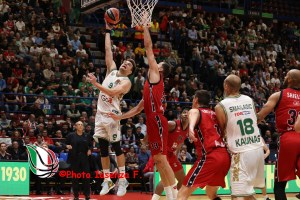 Disastro Milano nell’ultimo quarto, lo Zalgiris rimonta dal -18 e vince 85-82