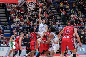 Il pessimo avvio condanna Milano, l’Efes frena la reazione Olimpia e vince 96-84