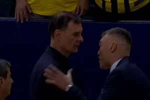 Tension between Jasikevicius and Bartzokas in Fenerbahce-Olympiakos final