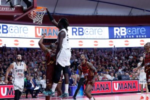 Virtus Bologna, Banchi elogia Diouf: “Vuole sfruttare le sue opportunità, ha entusiasmo ed energia”