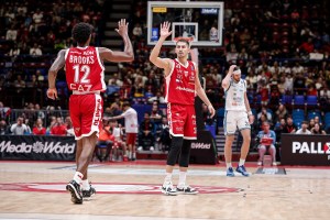 Milano gioca di squadra, controlla e batte Napoli 89-82