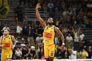 Pallacanestro Cantù accelera per Kruize Pinkins: sorpasso su Sassari