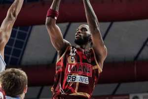 Folle finale al PalaBarbuto, la Reyer Venezia supera il Napoli Basket