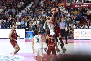 La Virtus Bologna supera al Taliercio Venezia: la Reyer paga le tante assenze