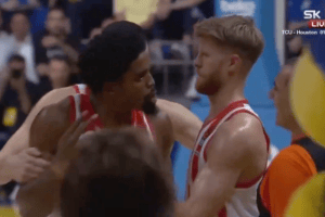 Tensione in campo tra McKissic e un tifoso durante Fenerbahce-Olympiacos: scoppia la polemica