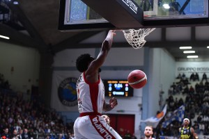 Milano prima domina, poi va sotto; la vince un Brooks da 31 punti