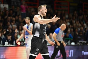 Tortona soffre ma vince ancora, Sassari si arrende