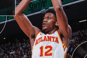 Daniels decisivo in difesa: gli Hawks battono i Kings