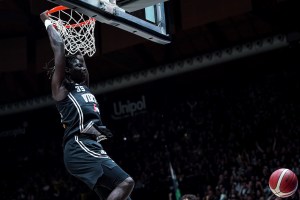 La Virtus Bologna soffre ma supera Sassari. Decisivo Pajola