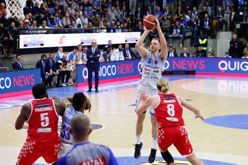 Treviso Basket si prende l’anticipo con Pistoia Basket 2000 ottenendo il quarto successo della stagione (il terzo in fila) e agganciando, per una notte, il treno playoff
