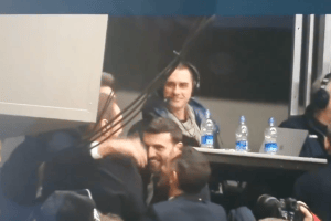 Gianmarco Pozzecco, che abbraccio con lo staff dopo la vittoria