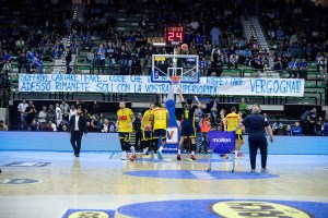 Treviso Basket, lo sciopero degli ultras e lo striscione