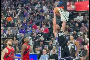 Tripla-doppia e record, i Kings di Sabonis e DeRozan allungano sui Raptors nell’ultimo periodo
