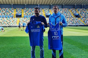 Gonzalo Quesada e Gianmarco Pozzecco, incontro e scambio di maglie tra i due CT azzurri