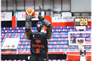 Robot Toyota batte record mondiale: canestro da 24 metri