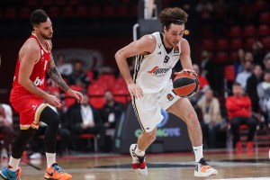 Fournier e Vezenkov guidano l’Olympiacos al successo su una combattiva Virtus Bologna