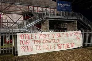 Baraonda Biancorossa, nuovo attacco a Rowan: Prendi tuo figlio e vattene