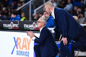 Napoli Basket, coach Valli: “Abbiamo il dovere di continuare a crederci, domenica sarà fondamentale”