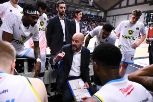 Vanoli Cremona: esonerato Demis Cavina