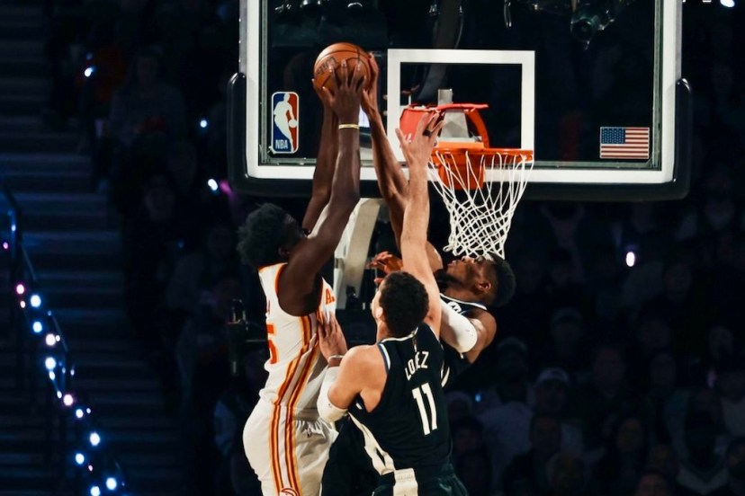 Antetokounmpo stoppata Capela
